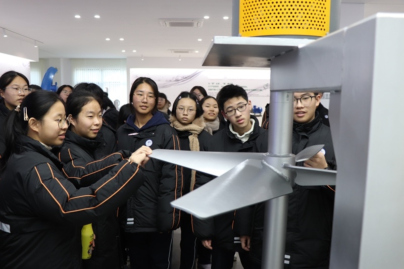 川源助力浙江省平湖中學生涯規(guī)劃校外實踐，開啟環(huán)?？萍继剿髦? /></p>
<div>　　在參觀過程中，工作人員給學生們詳細介紹了川源公司的發(fā)展歷程，分享了公司在環(huán)保水處理領域的創(chuàng)新探索與成長歷程以及川源始終堅持“綠色、安全、永續(xù)經(jīng)營”的經(jīng)營理念，從初創(chuàng)時的艱難起步，一步步成長為水處理系統(tǒng)及資源化利用的專業(yè)合作伙伴。</div>
<p align=