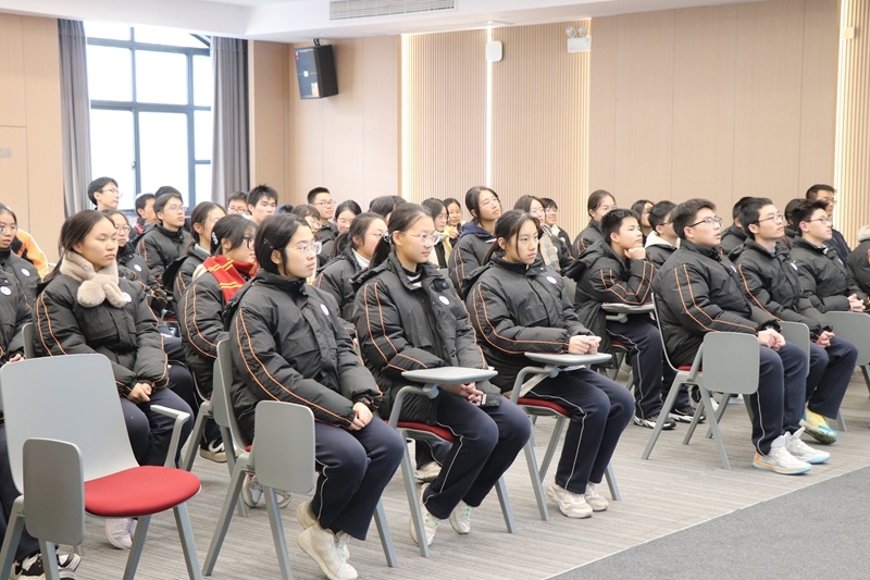 川源助力浙江省平湖中學生涯規(guī)劃校外實踐，開啟環(huán)?？萍继剿髦? /></p>
<div>　　學生們走進了環(huán)境數(shù)據(jù)中心，親身體驗了智慧工廠數(shù)字系統(tǒng)在能源管理、安防監(jiān)控及設備維護等方面的廣泛應用。智慧運營管理平臺的穩(wěn)定運行，充分展示了川源公司在科技上的尖端實力，也讓每位在場的學生深刻體會到“智慧技術驅(qū)動未來”的現(xiàn)實意義。</div>
<p align=